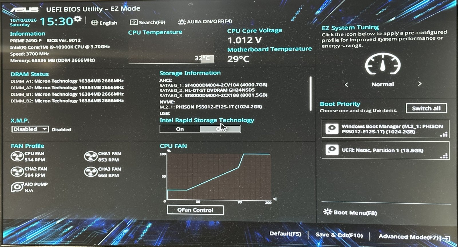 ASUSのBIOSの最初の画面。内蔵SSDとUSBメモリが起動先の候補に表示されている