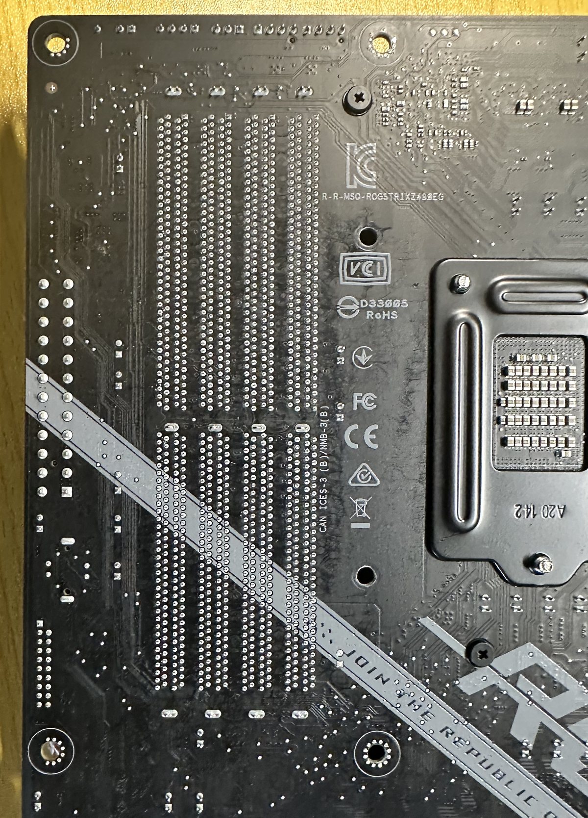 角度を変えて撮り直したマザーボードの裏面。黒い基板とはんだの点が見える