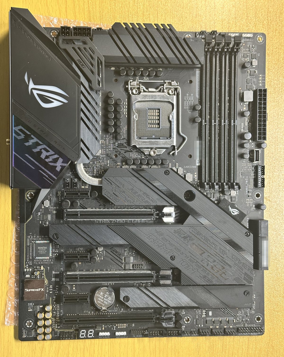 中古で届いたASUS ROG STRIX Z490-E GAMINGの表側の全景