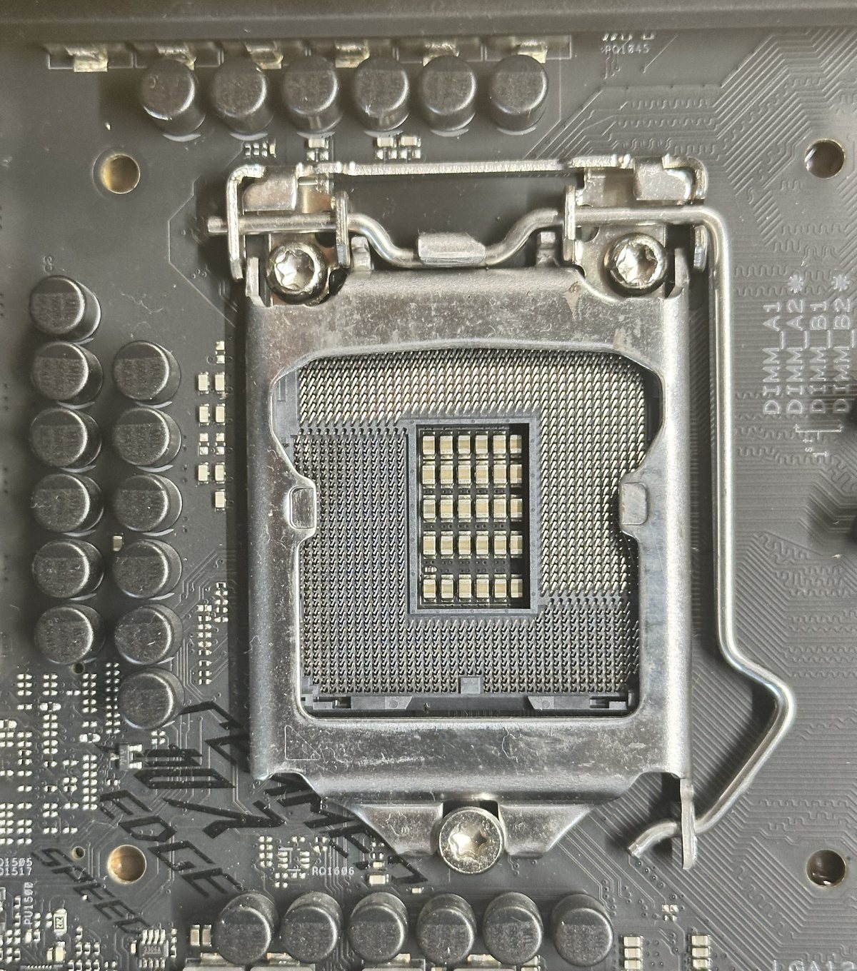 マザーボードのCPUソケット。細かい接点が並んでいる