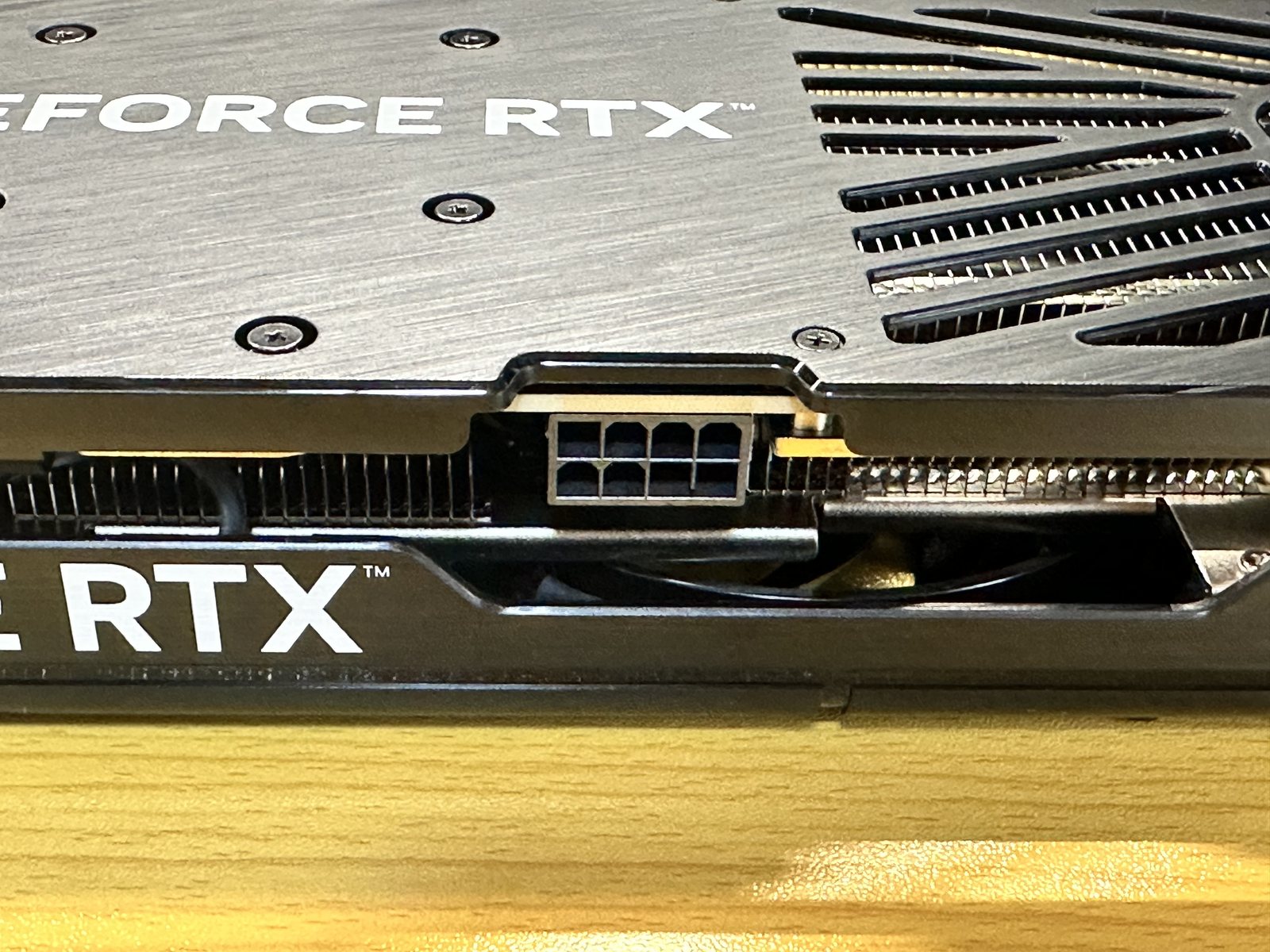 Palit GeForce RTX 5060 Ti Infinity 3の補助電源端子。8ピンが1つ