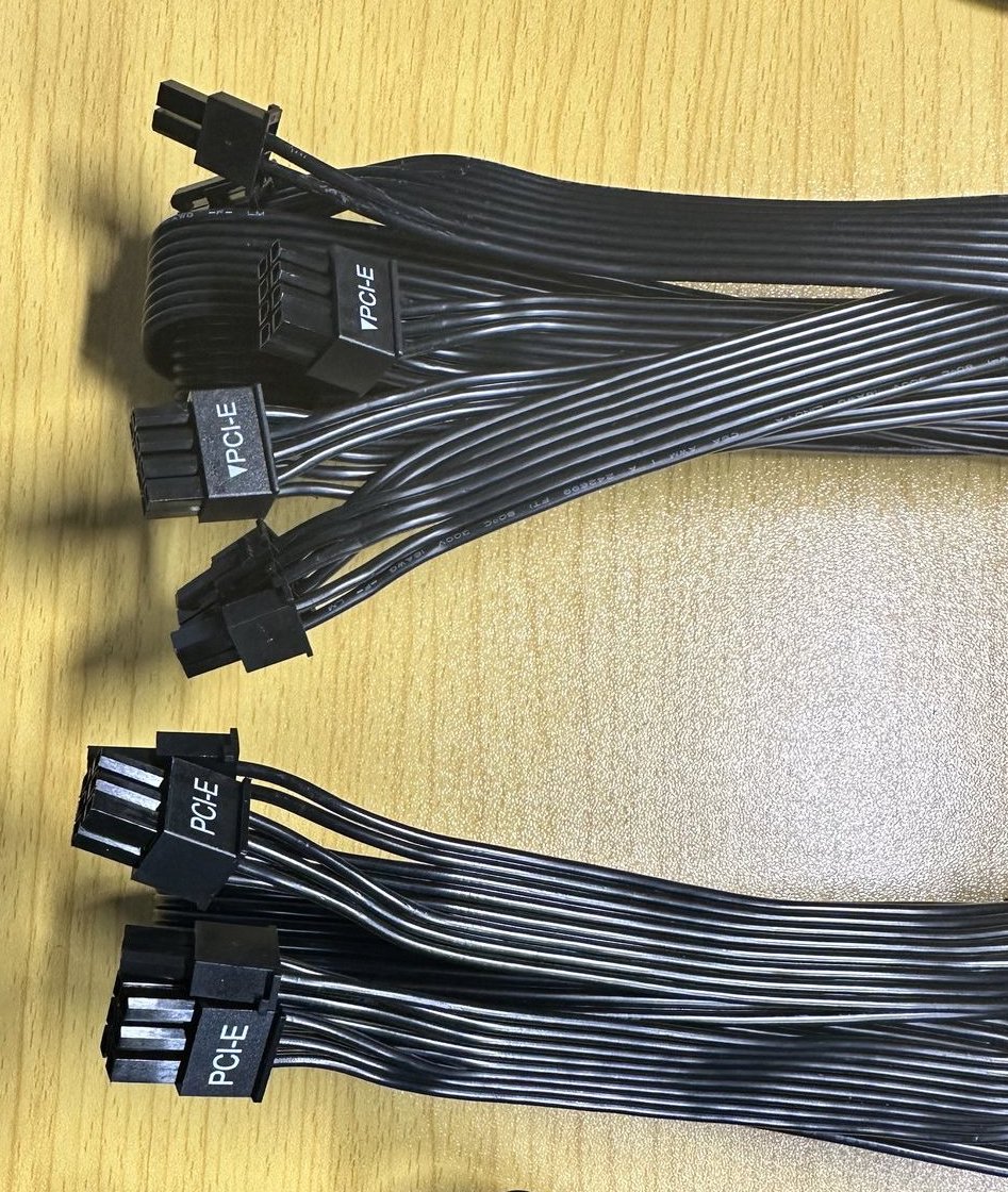 端子にPCI-Eと刻印された電源ケーブル