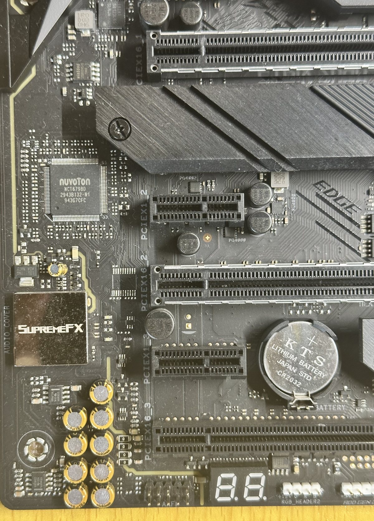 ROG STRIX Z490-E GAMINGの拡張スロット。PCIEX16_1、PCIEX16_2、PCIEX16_3の刻印が読める